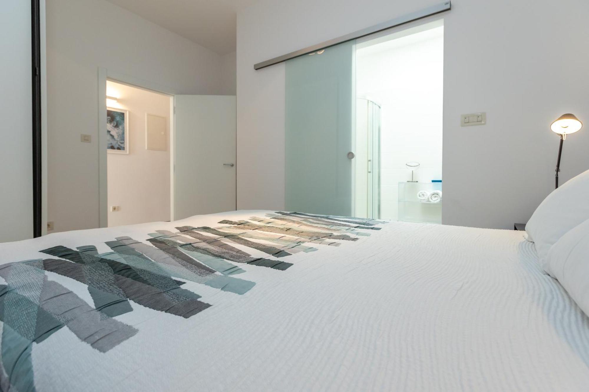 25 Apartment *